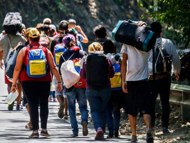 Migrantes venezolanos caminando por una vía en Cúcuta