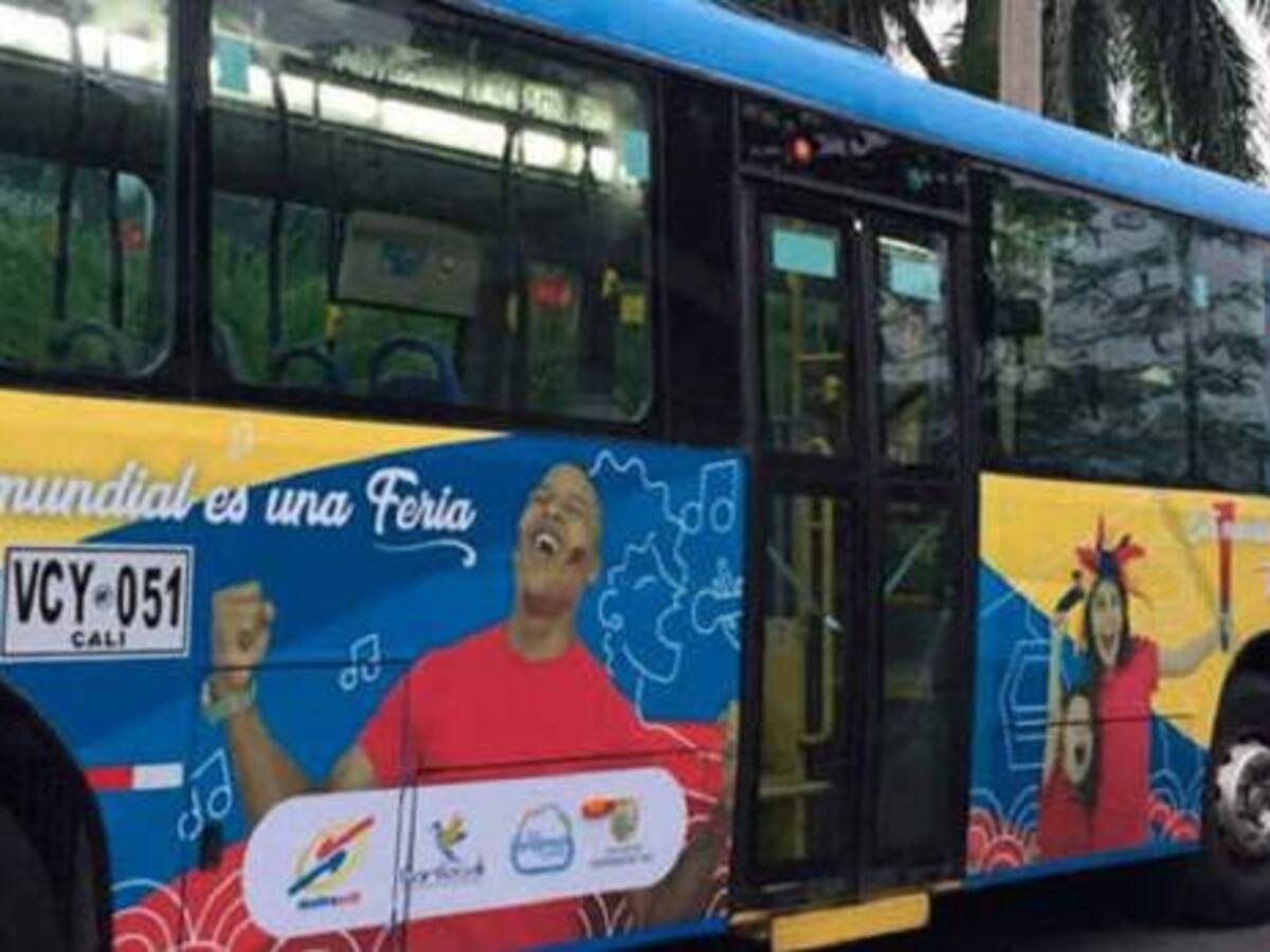 El MIO alusivo al Mundial rueda por las calles de Cali