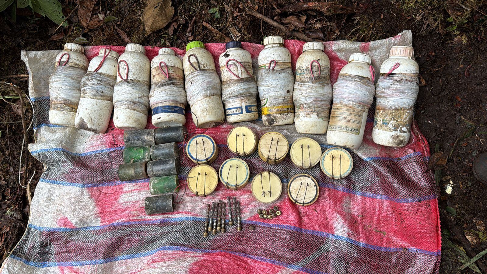 En el lugar fueron hallados 11 dispositivos explosivos improvisados y 19 artefactos explosivos abandonados. Crédito: Ejército Nacional.