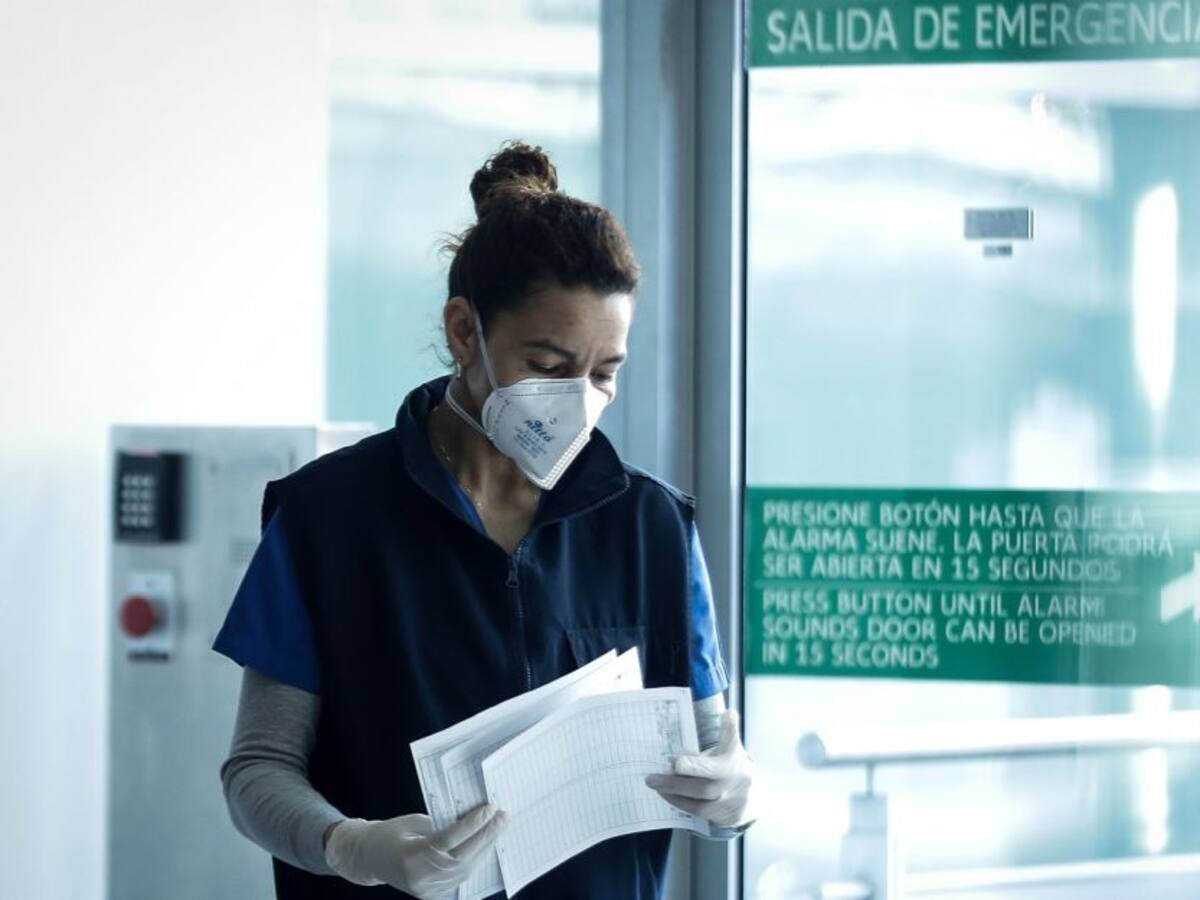 Hermana que cuidaba a taxista fallecido por neumonía tiene COVID-19