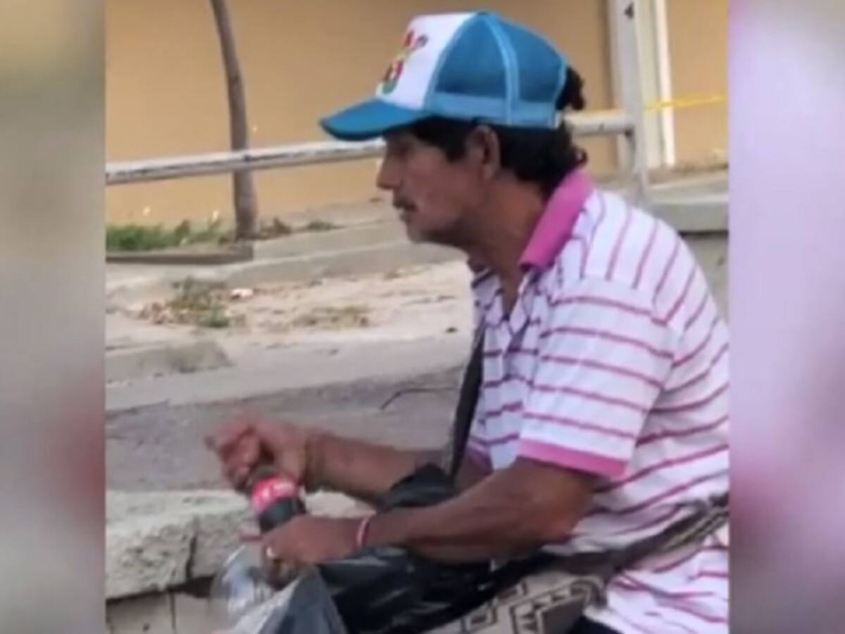 Sorprenden a vendedor ambulante reenvasando gaseosa