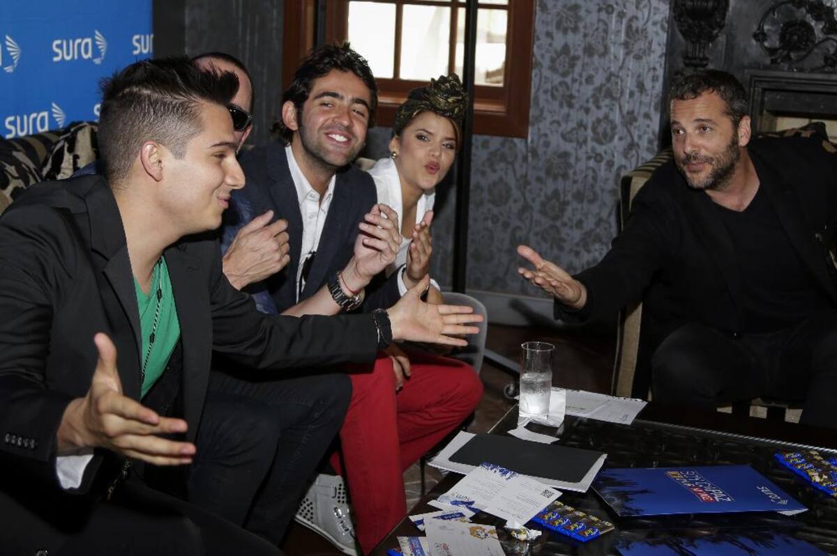 José Gaviria, Ines Gaviria, Adriana Lucía, Lucas Arnau, Alejandro Gonzales y Pipe Bueno son algunos de los artistas que participaron en la canción.