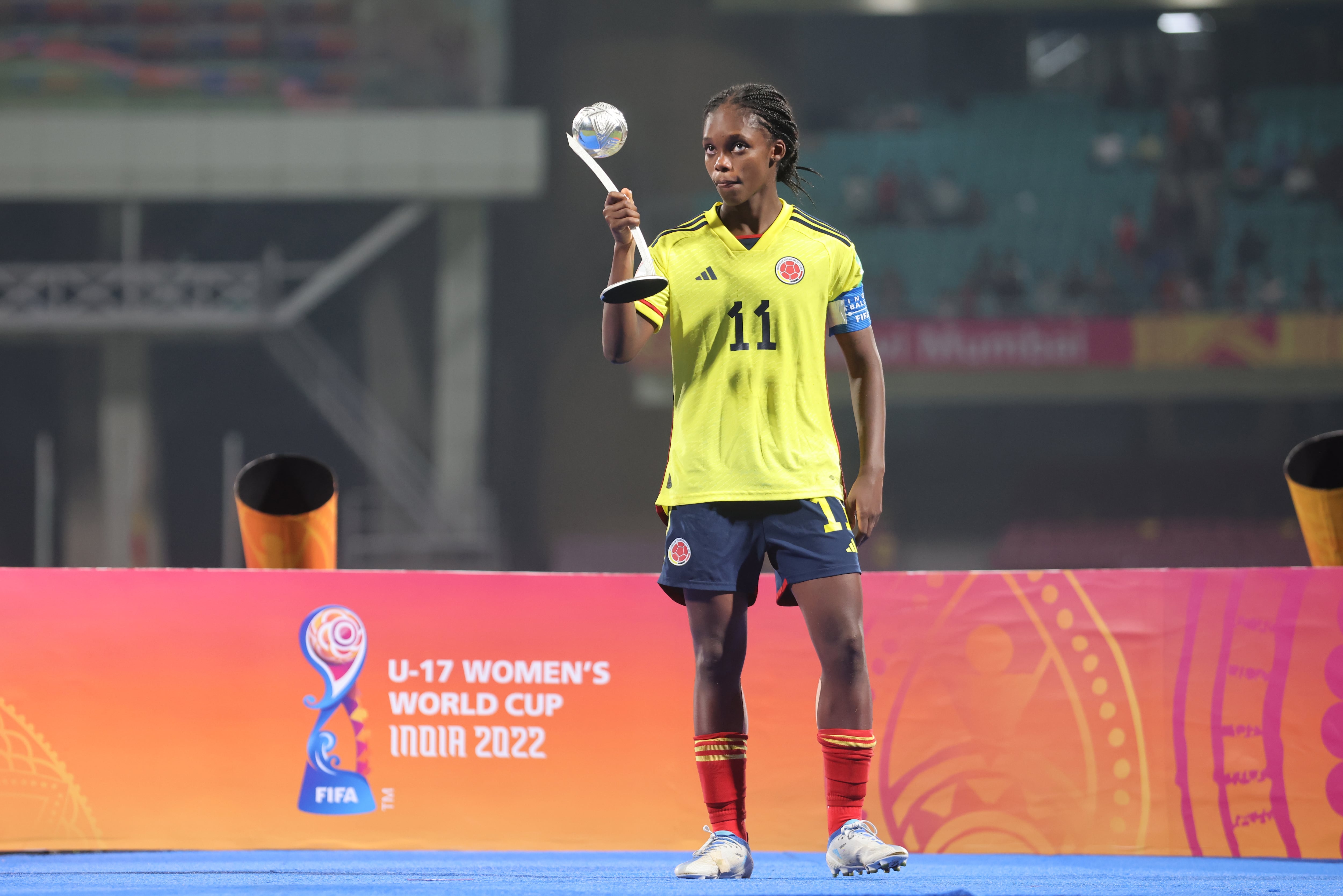 Linda Caicedo, con el premio a segunda mejor jugadora del Mundial femenino Sub-17. (Photo by Joern Pollex - FIFA/FIFA via Getty Images)