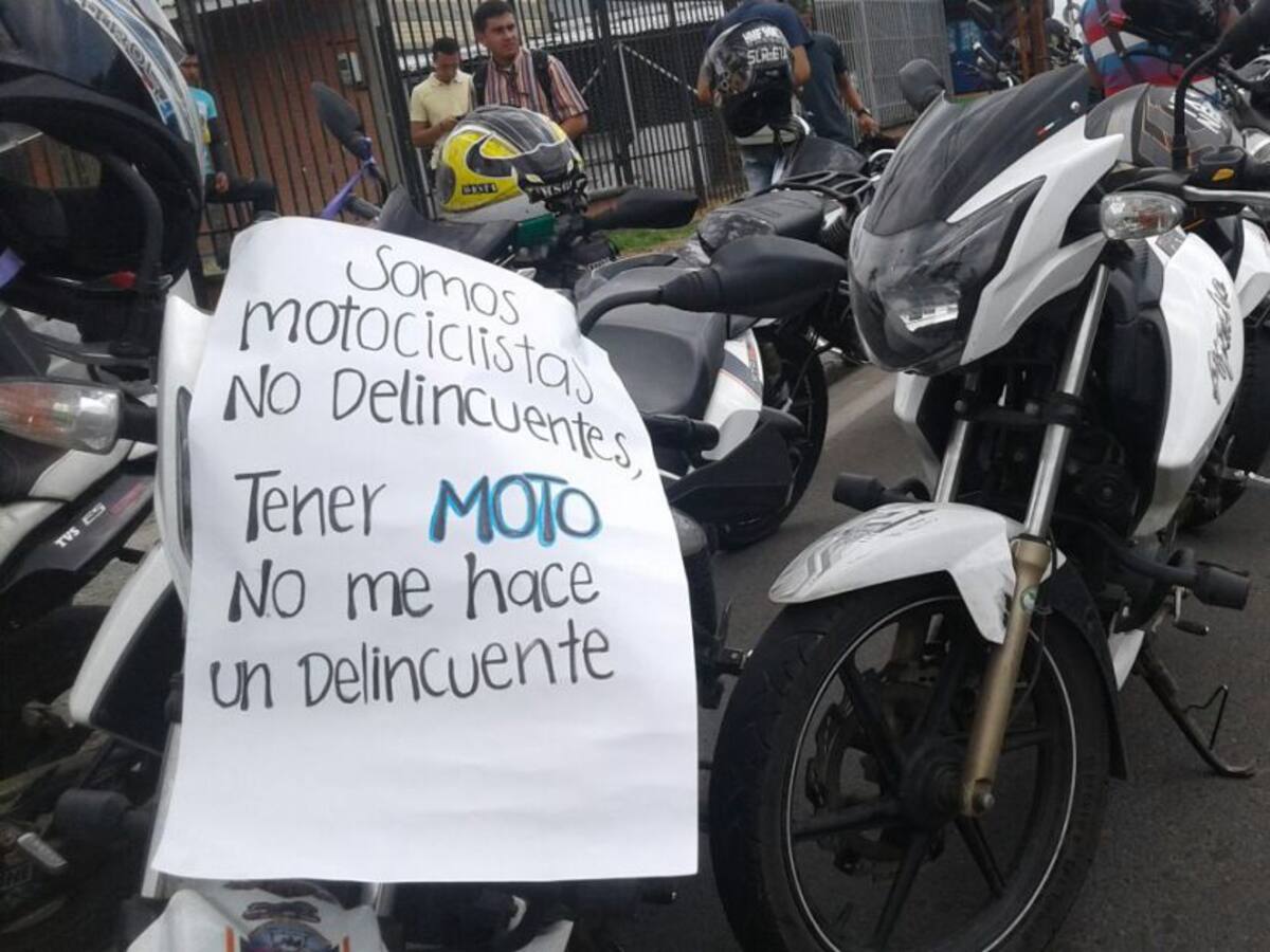 Comparendos por infringir parrillero en moto rige desde el lunes 24 febrero