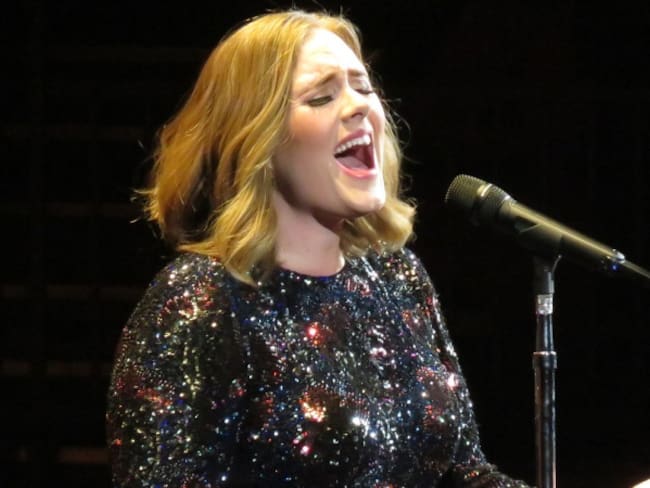 [Video] Adele besó a un admirador en su concierto