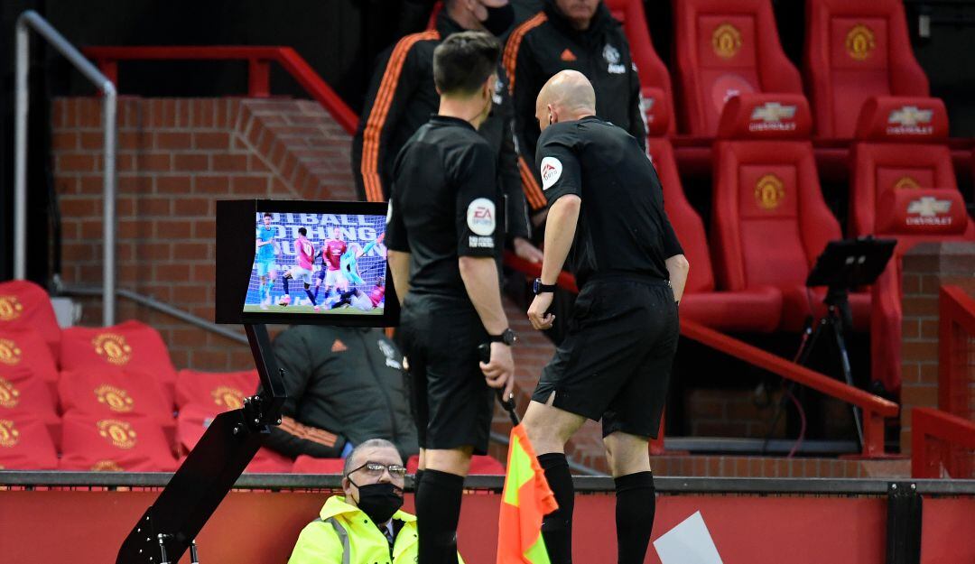 Arbitro Anthony Taylor revisando una jugada en la pantalla del VAR