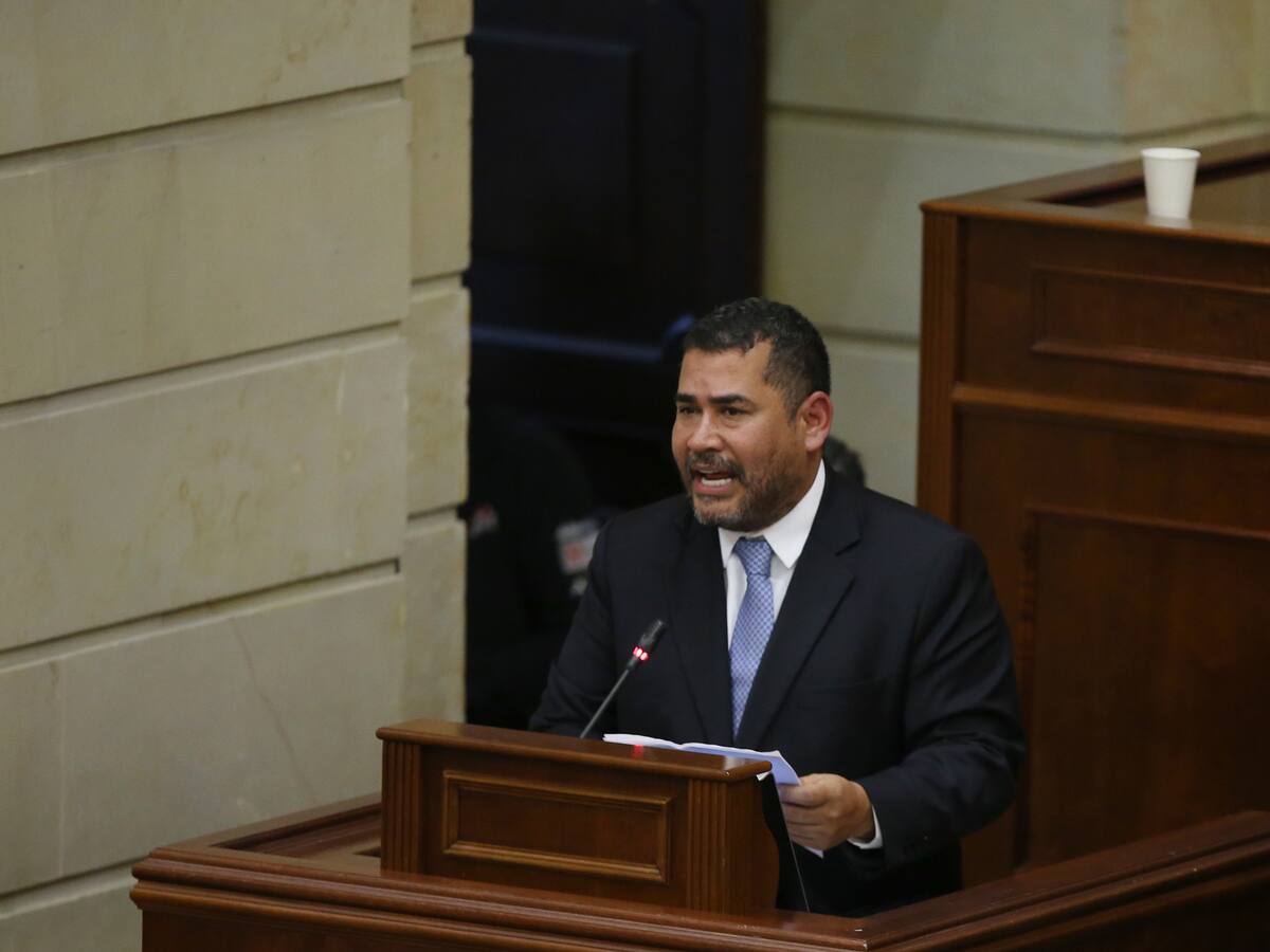 Autor de ‘mini reforma laboral’ dice que vincularla con Consulta de Petro sería “meterle una bomba”