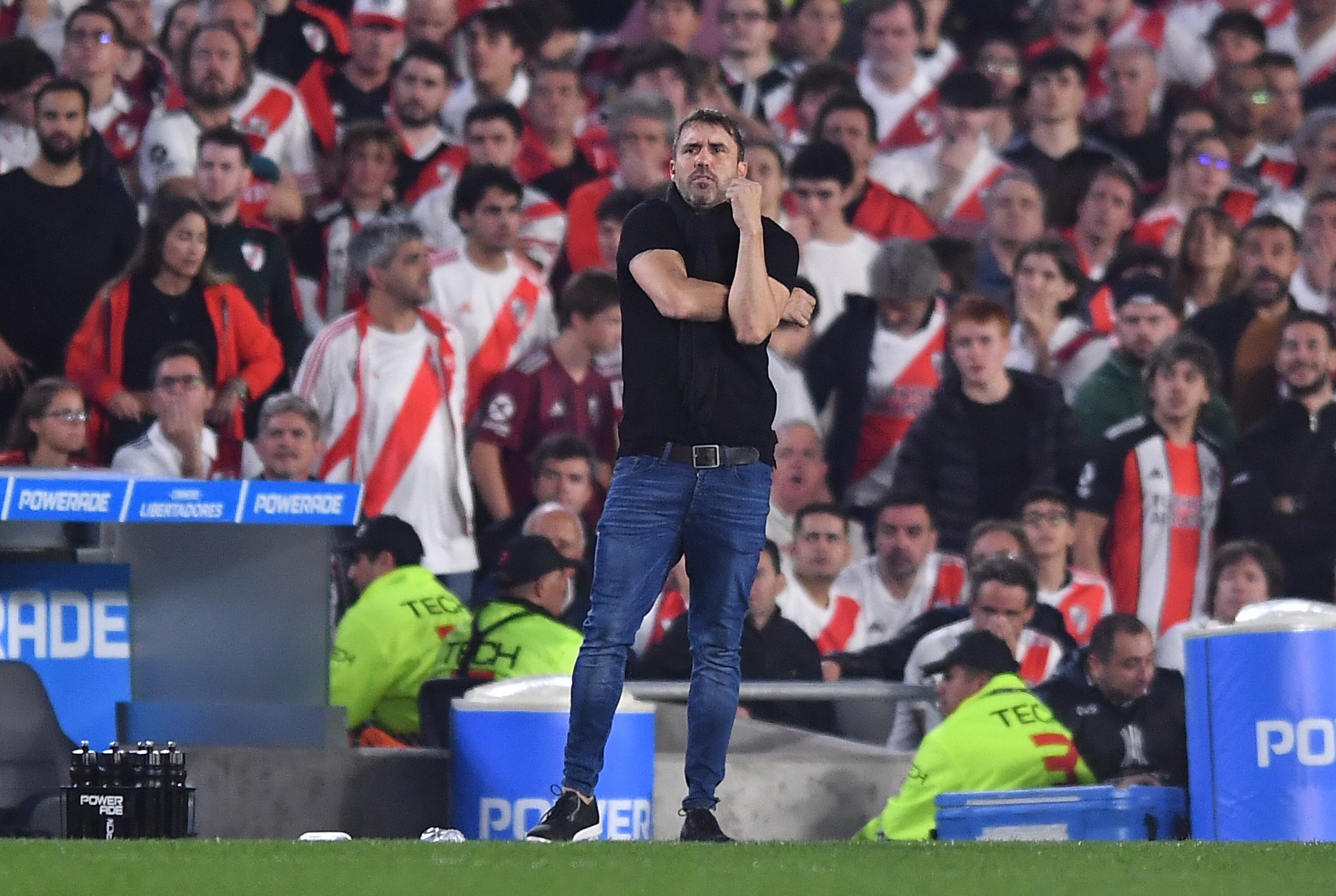 BUENOS AIRES, ARGENTINA - AUGUST 01: Eduardo Coudet coach of Internacional looks on during a Copa CONMEBOL Libertadores 2023 round of sixteen first leg match between River Plate and Internacional at Estadio Más Monumental Antonio Vespucio Liberti on August 01, 2023 in Buenos Aires, Argentina. (Photo by Marcelo Endelli/Getty Images)