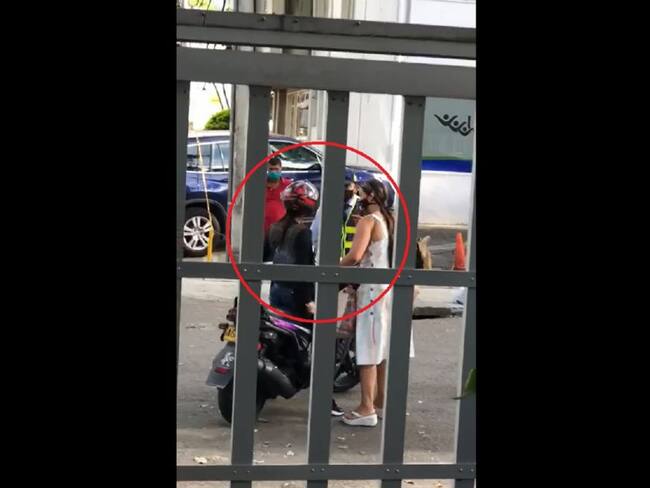 (VIDEO) Mujer intentó apuñalar a un agente de tránsito en Ibagué