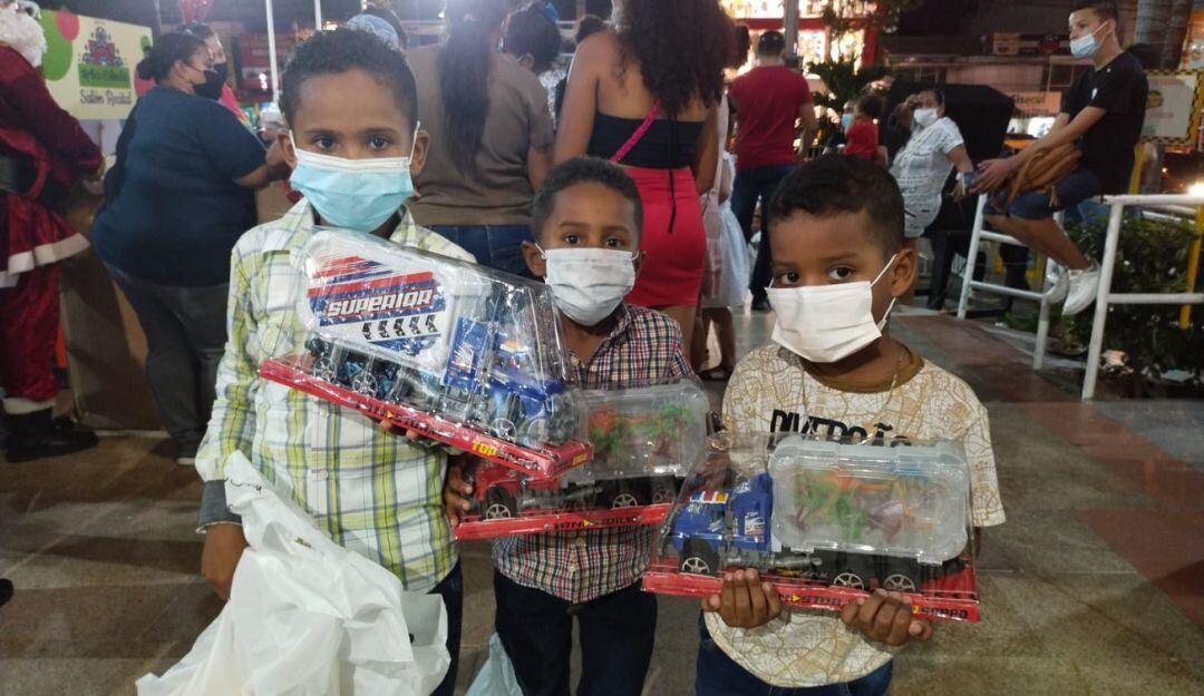 La entrega se realizó en el Centro Comercial La Plazuela a niños de barrios y corregimientos de Cartagena