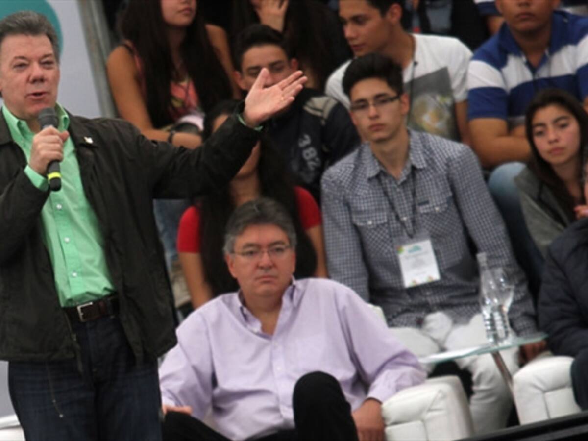 Santos propone que programa de becas sea política de Estado