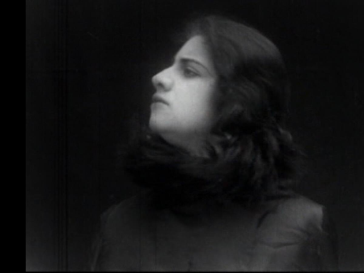 El silencio esconde secretos olvidados en “Espejos Rotos”