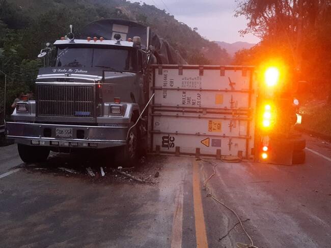 Accidente de tractomula tiene bloqueada la vía Bucaramanga - El Playón