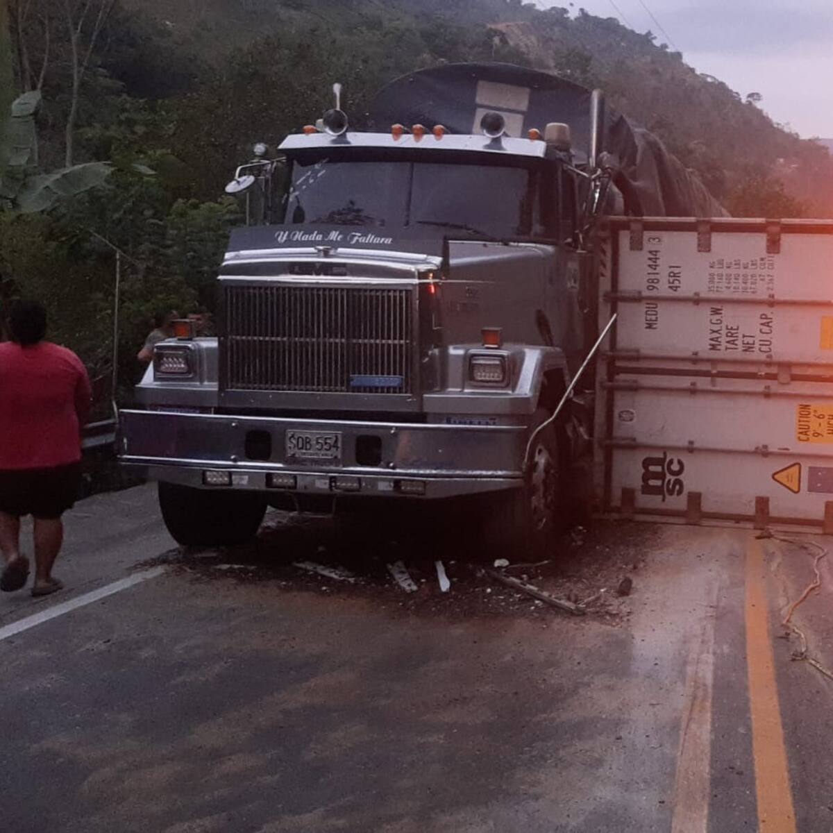 Accidente de tractomula tiene bloqueada la vía Bucaramanga - El Playón