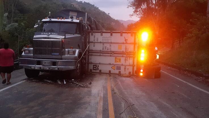 Accidente de tractomula tiene bloqueada la vía Bucaramanga - El Playón