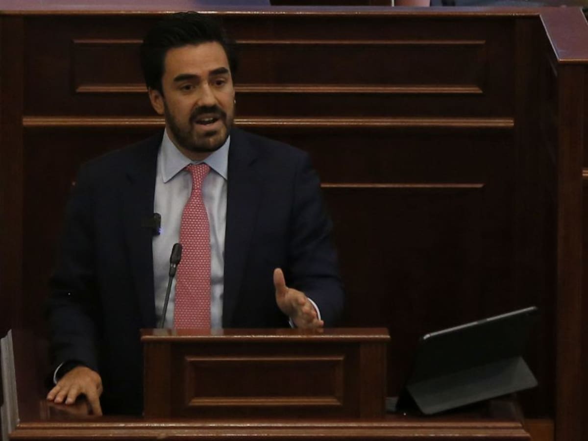 Gabriel Santos acusa de 'sepulturera' a presidenta de Cámara Jennifer Arias