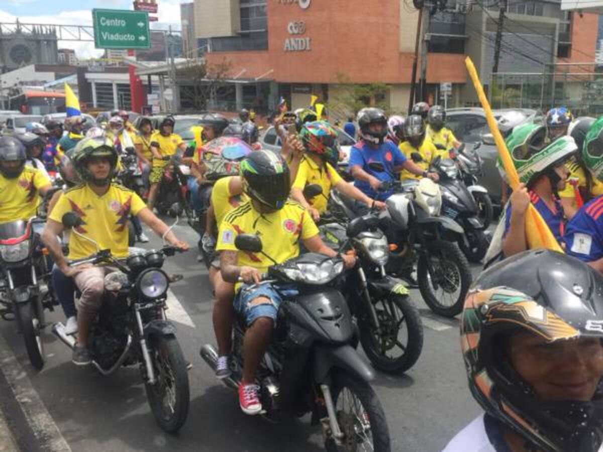 Masiva celebración de pereiranos por clasificación de la selección Colombia