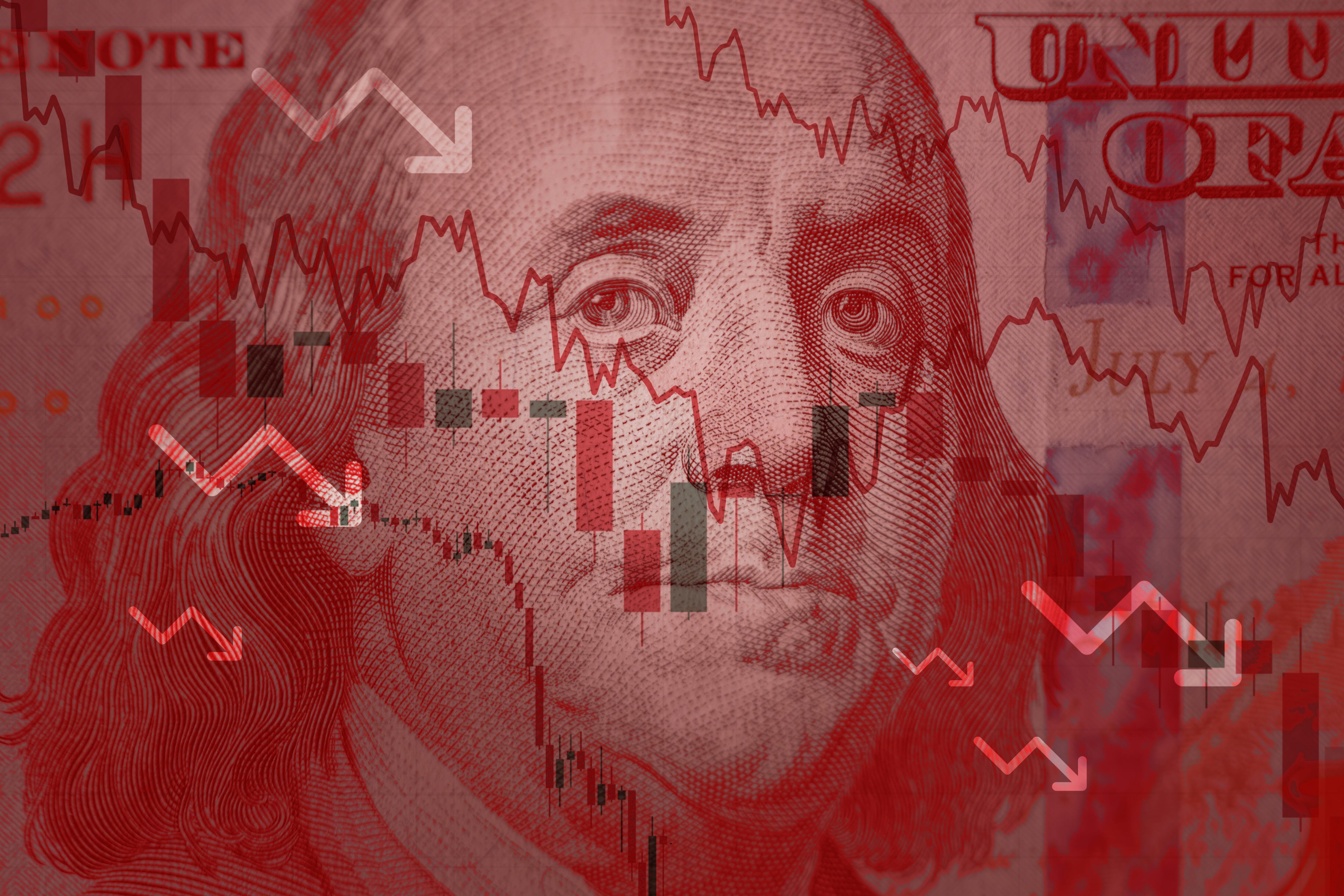 Dólar americano con gráficos y tablas rojas.  El dólar estadounidense en el contexto de un gráfico a la baja. Economía de los Estados Unidos. - Fotografía de stock