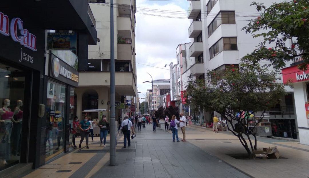 Carrera 14 de Armenia, entre la plaza Bolívar y el parque Sucre, conocida como La Calle Real o centro comercial de cielos abiertos