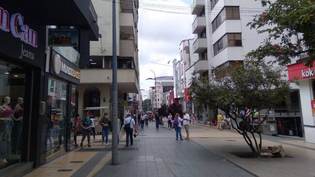 Carrera 14 de Armenia, entre la plaza Bolívar y el parque Sucre, conocida como La Calle Real o centro comercial de cielos abiertos