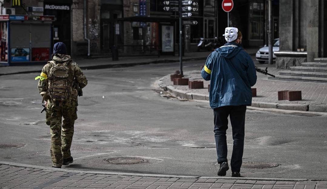 Soldados y civiles ucranianos vigilando las calles del país.          Foto: Getty 