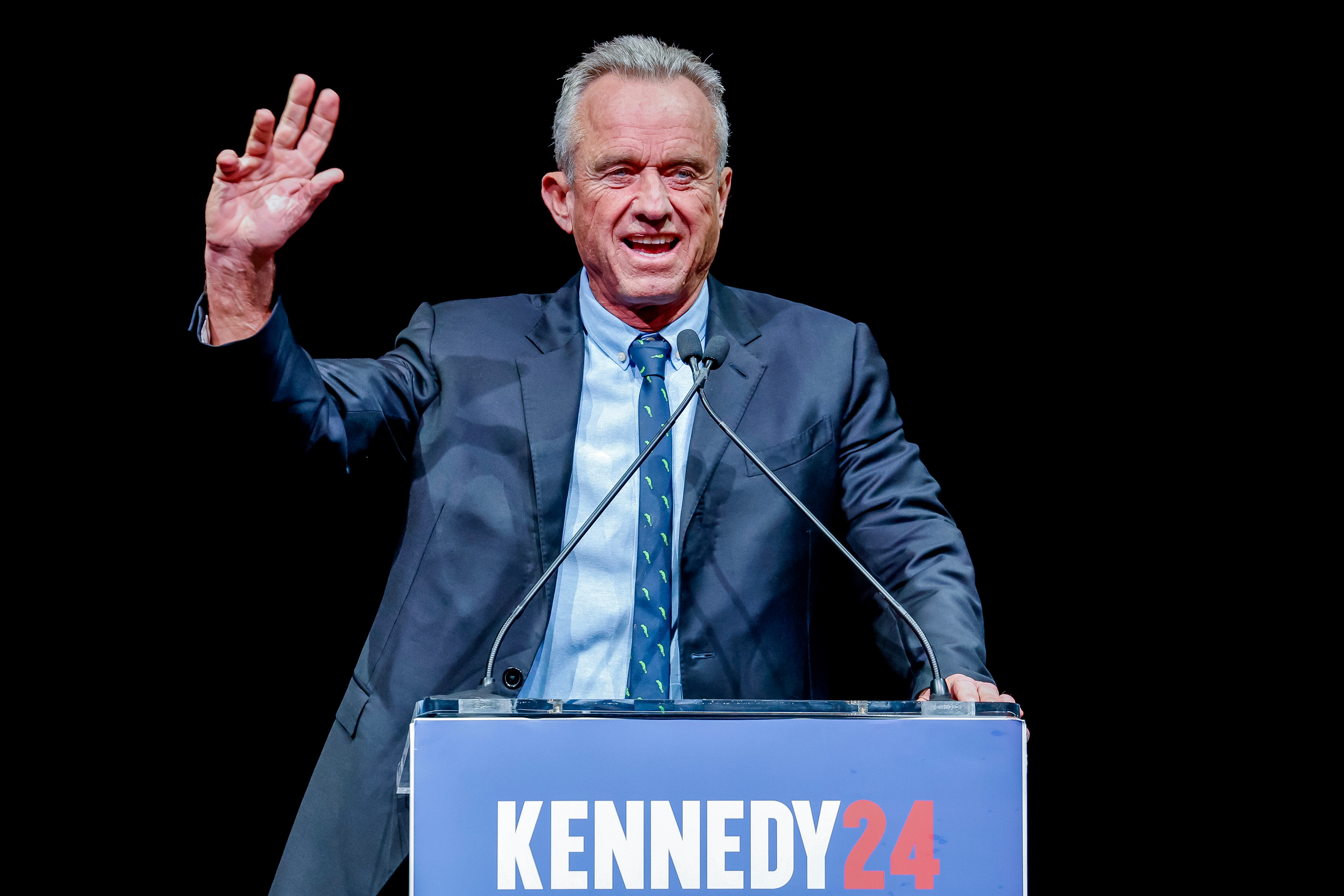 Robert F. Kennedy Jr. hablando durante una campaña en Atlanta (Estados Unidos). Kennedy Jr. anunciará este viernes en un acto en Arizona el fin de su campaña electoral, según informaron hoy varios medios estadounidenses que indican que está negociando el pase a las filas del expresidente y candidato republicano Donald Trump. EFE/ Erik S. Lesser ARCHIVO
