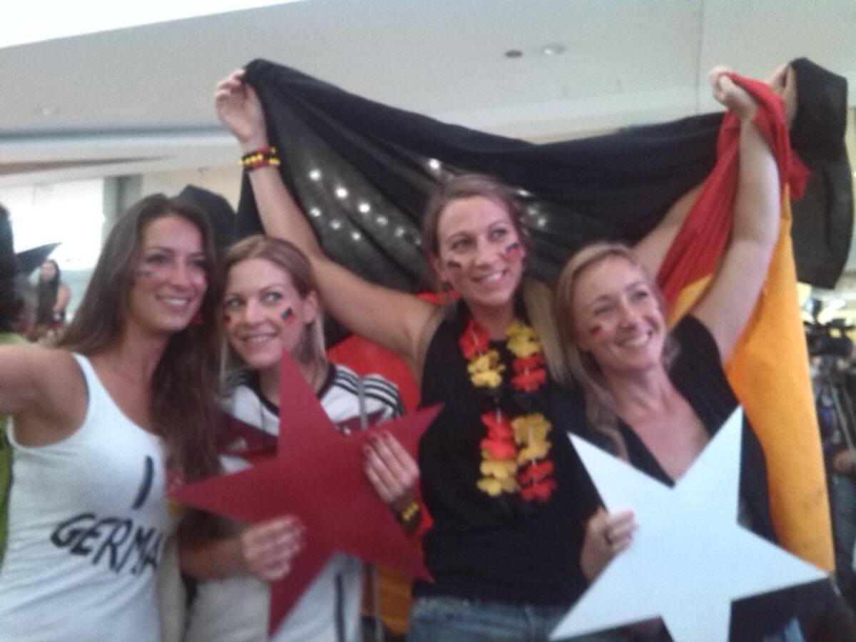 Con cornetas, banderas y cerveza la colonia alemana celebró el triunfo en el centro comercial Premium Plaza.