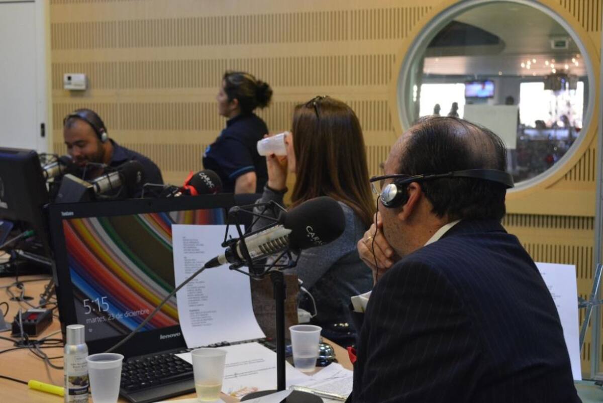 Tras dos décadas de estar inundando de humor a los colombianos, el admirado periodista se retira de La Luciérnaga, vea como desarrolla su último programa.