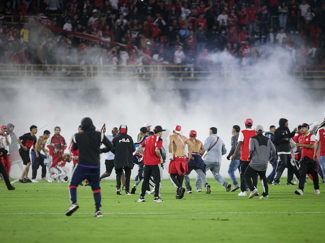 Incidentes en el Estadio Nemesio Camacho el Campín en el partido entre Independiente Santa Fe y América de Cali. (Colprensa - Cristian Bayona).
