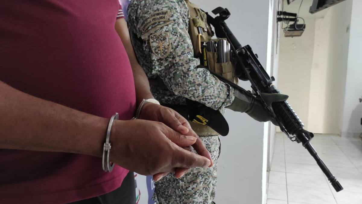 Capturan hombre que transportaba droga y armas a Centro y Norteamérica