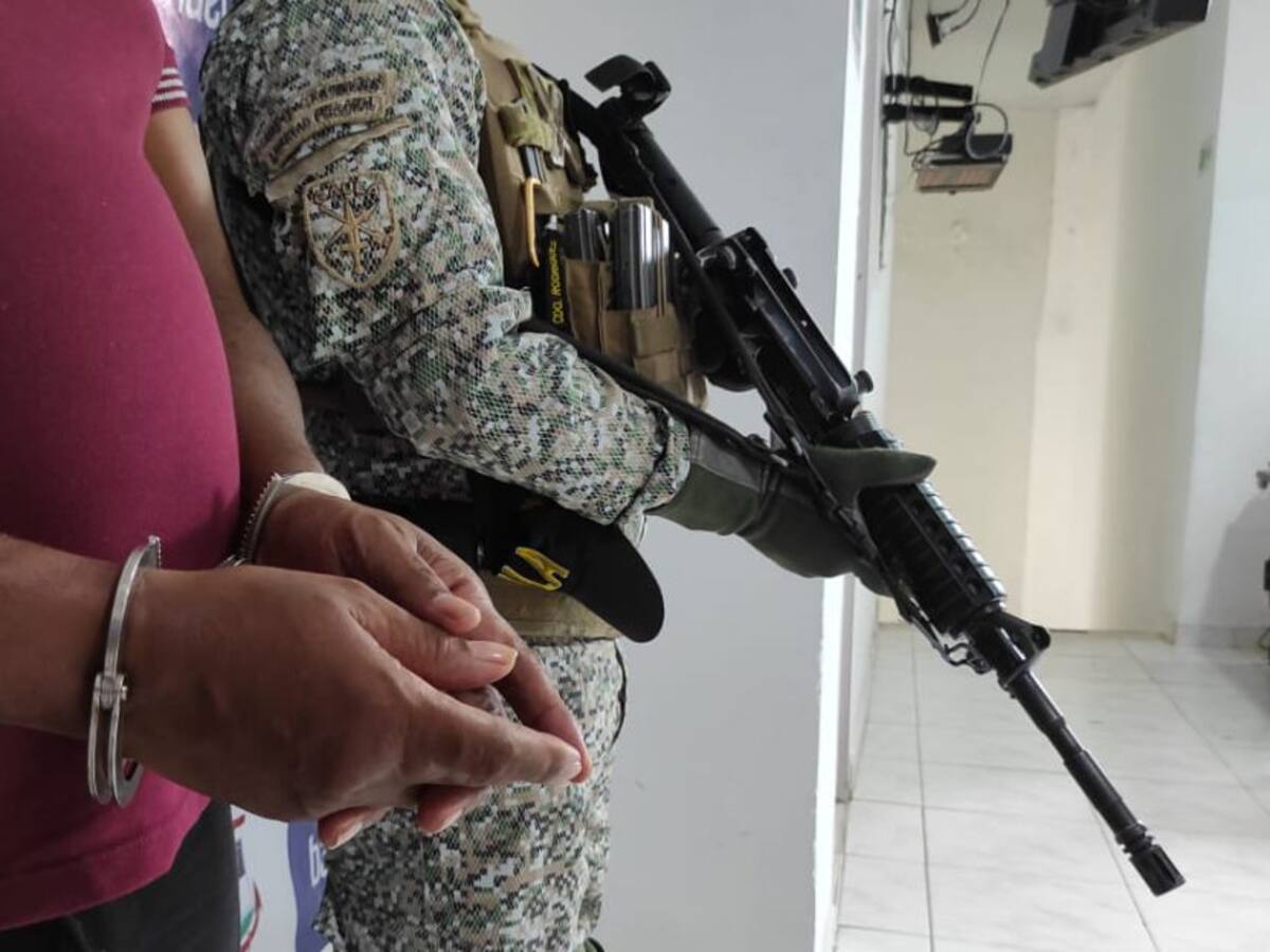 Capturan hombre que transportaba droga y armas a Centro y Norteamérica
