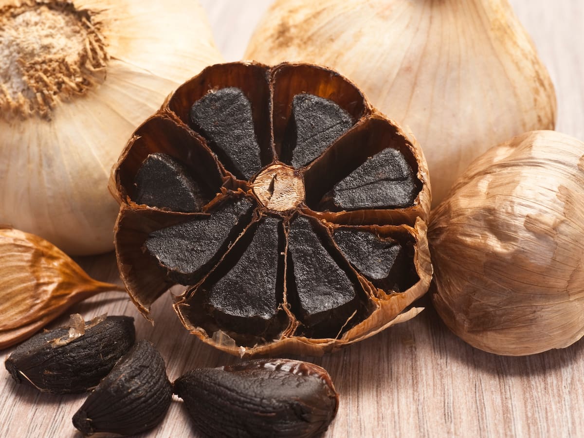 ¿Cuál es la historia del Ajo Negro? Cómo se produce y sus beneficios para la salud