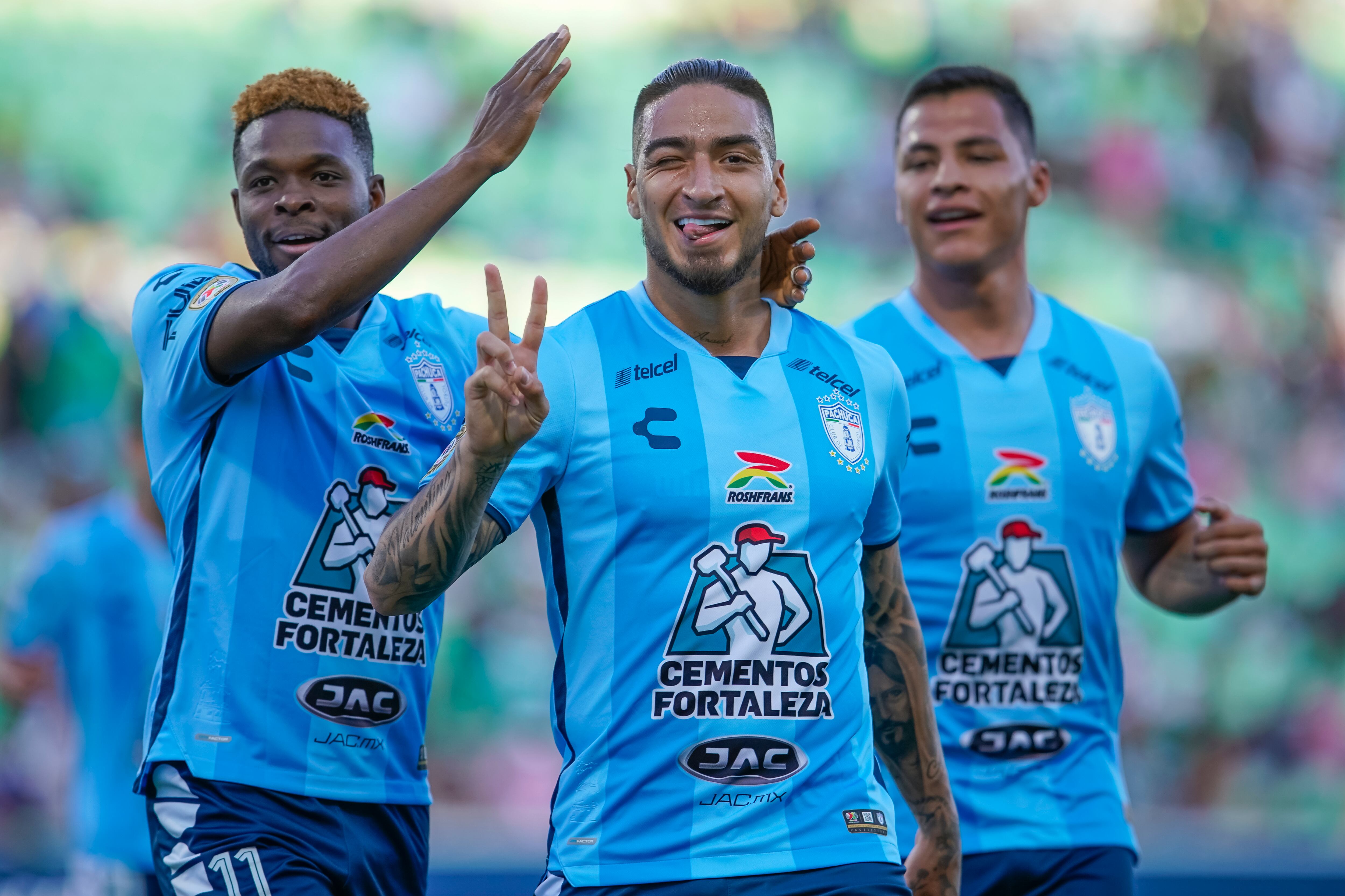 Cristian Arango de Pachuca celebra con sus compañeros Avilés Hurtado y Roberto de la Rosa después de anotar el primer gol del equipo durante el partido ante Santos Laguna en el Torneo Clausura 2023 Liga MX. (Foto de José Álvarez/Jam Media/Getty Images)
