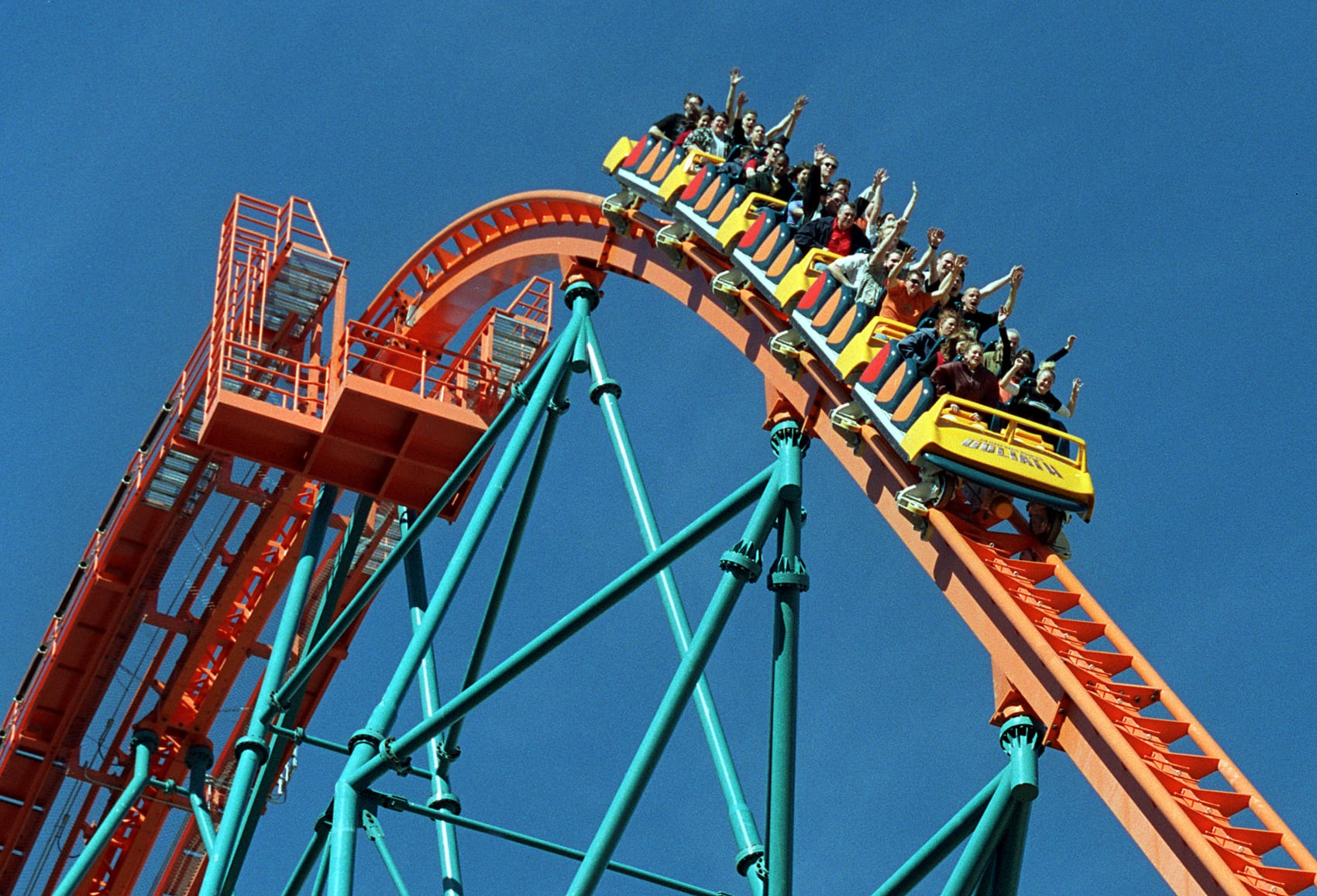 Roller coaster riders throw their hands in the air as they ride "Goliath," the newest roller coaster at Six Flags Magic Mountain. 1900. Imagen tomada de Getty Imagenes (Crédito: David Bohrer / Colaborador)