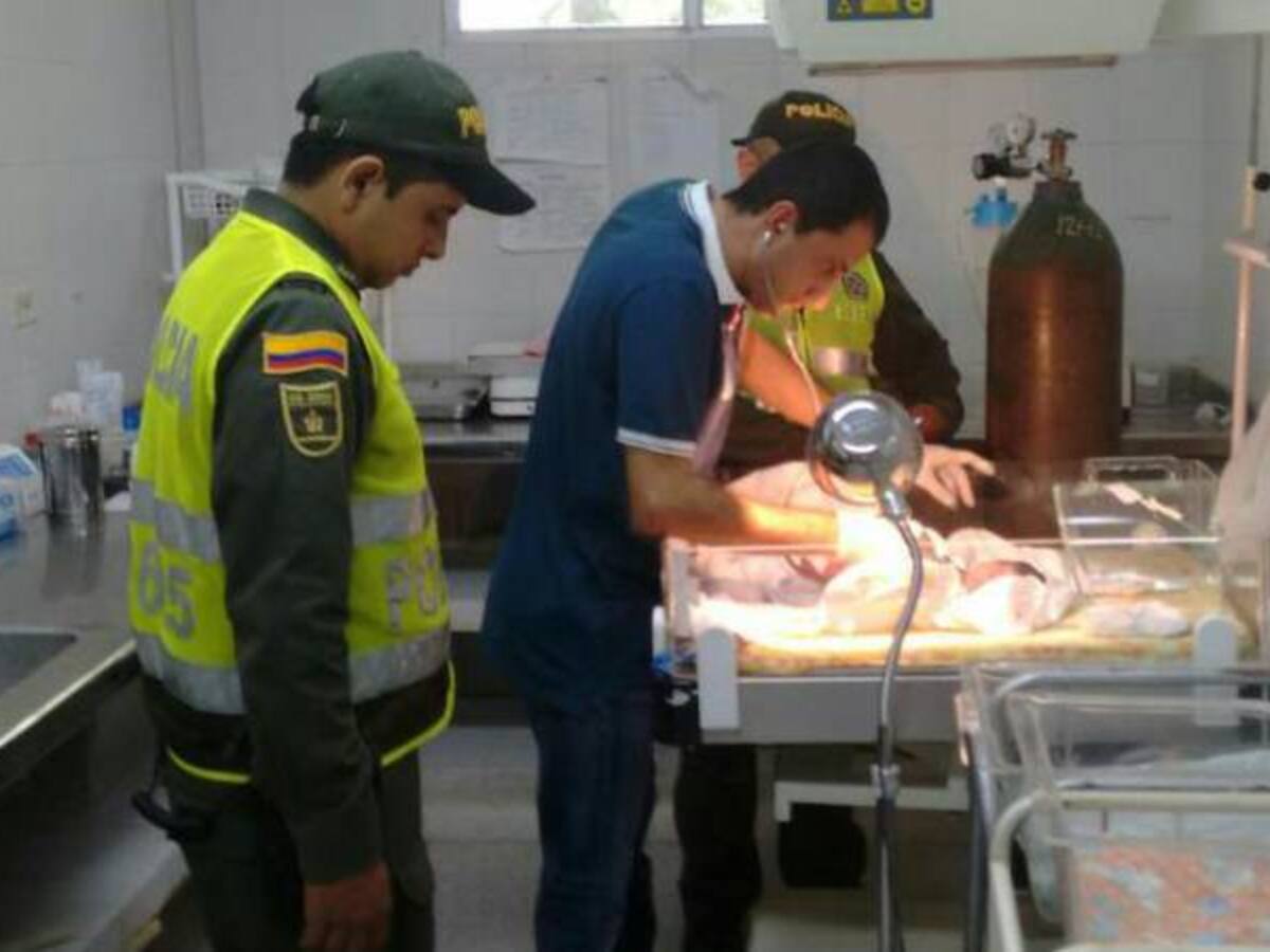 Encuentran bebé de 2 horas de nacida en un matorral de Riohacha