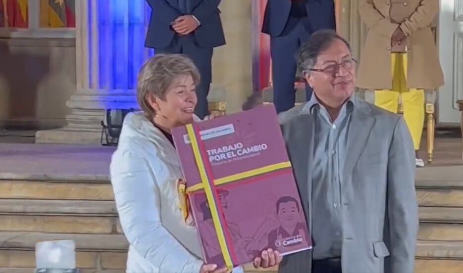 Ministra de Trabajo Gloria Inés Ramírez junto al presidente de Colombia, Gustavo Petro, en la radicación de la reforma laboral. 16 de marzo de 2023. Foto: Presidencia.
