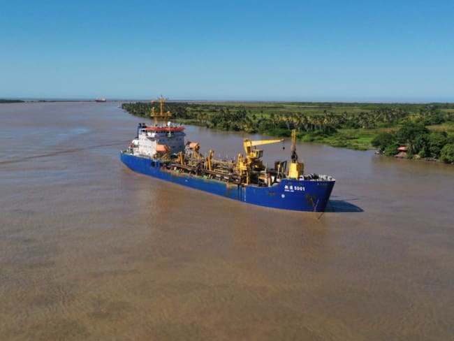 Draga en el canal de acceso a la zona portuaria - Referencia