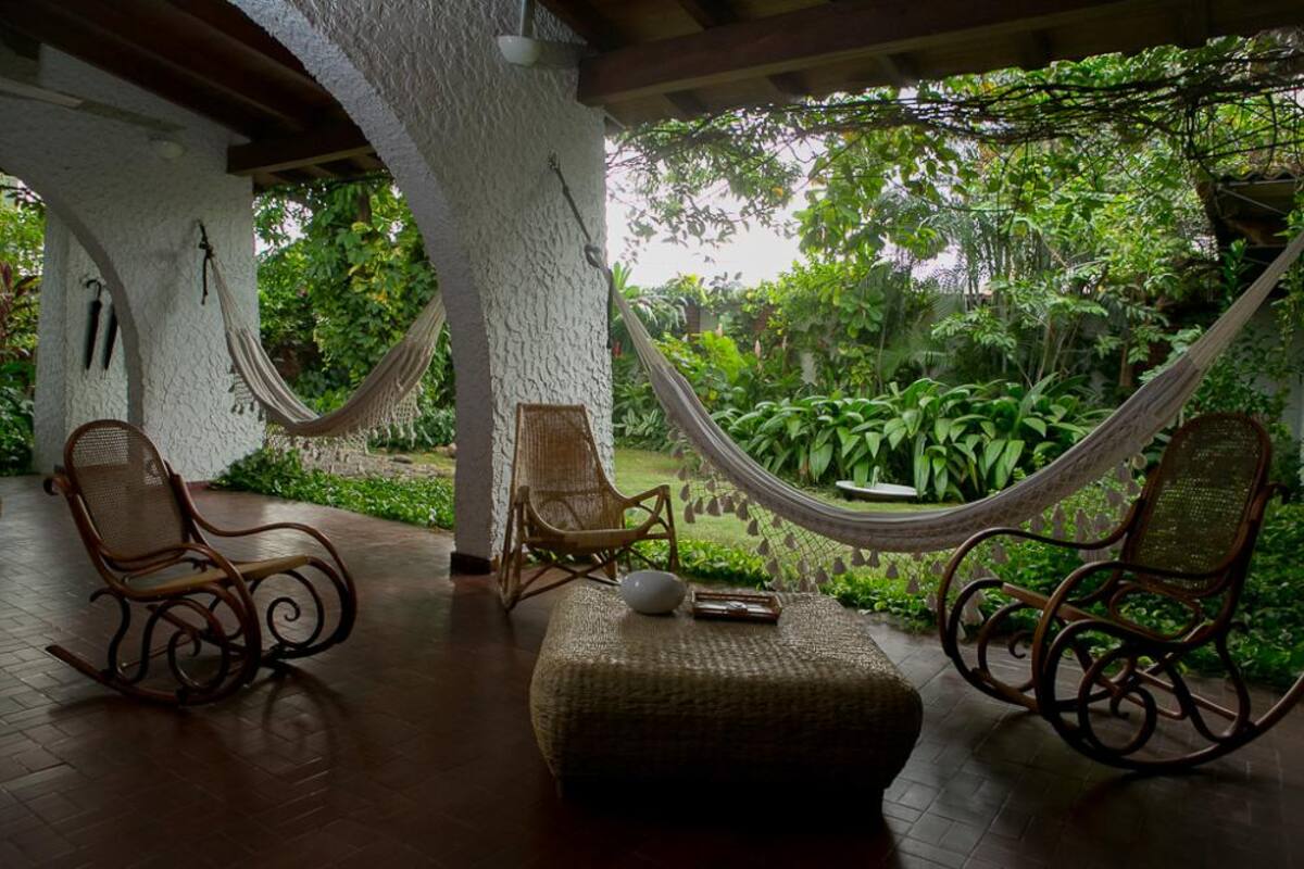 Levantarse en la mañana en un buen día soleado en el Hotel Boutique Casa Rosalía, en Valledupar, le levanta el ánimo al más triste, con esa luz brillante, viva, y ese desayuno con arepa típica vallenata preparada a la usanza de la dueña de la casa, horneadas sobre hojas del mango del patio, no deja espacio para las tristezas.