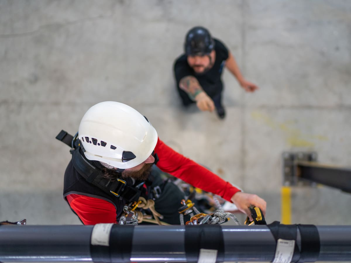 Curso reentrenamiento nivel avanzado trabajo seguro en alturas SENA: qué es y cuánto dura