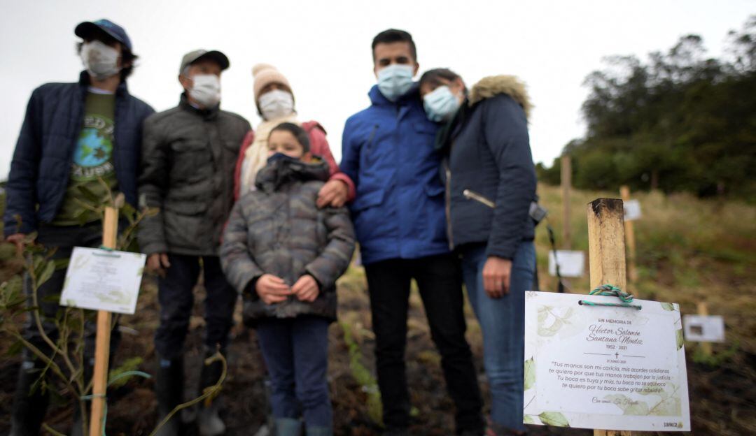 Familias colombianas rinden homenaje a muertos por COVID-19