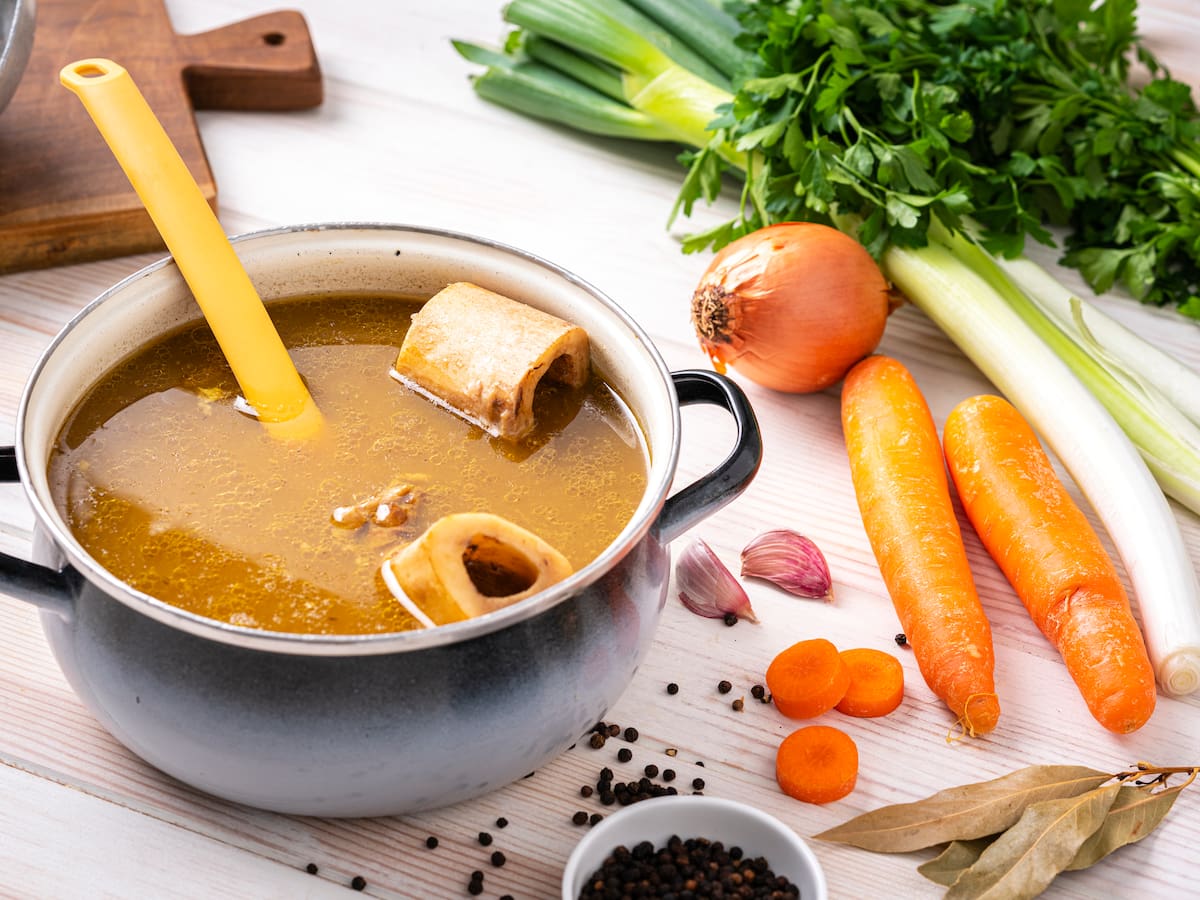 ¿Qué tiene más colágeno, el caldo de huesos de pollo o de res?