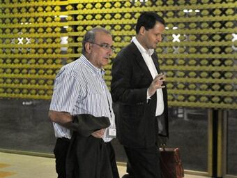 El jefe de la delegación de paz del Gobierno colombiano, el ex vicepresidente Humberto de la Calle, camina junto al negociador Sergio Jaramillo. Foto: Efe.