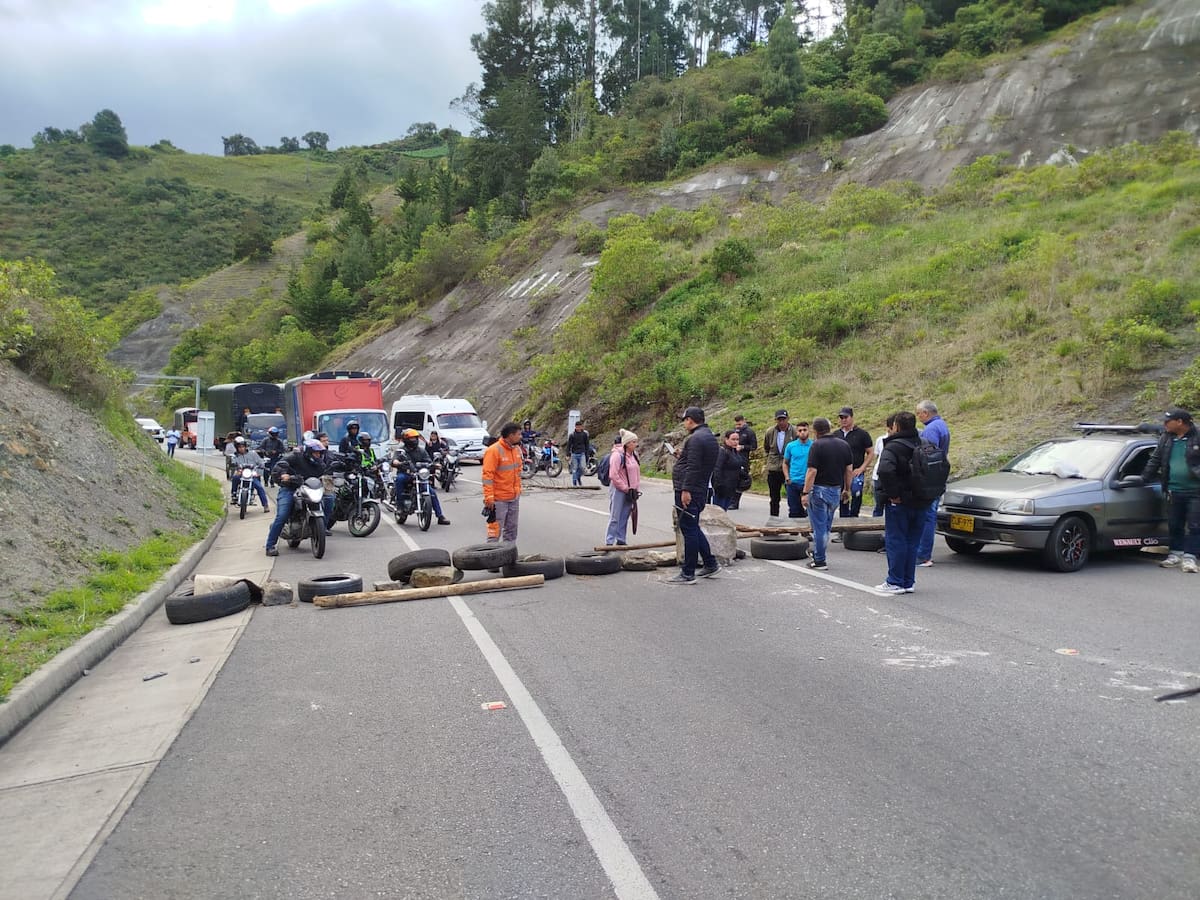 Se mantiene bloqueo de campesinos en la región