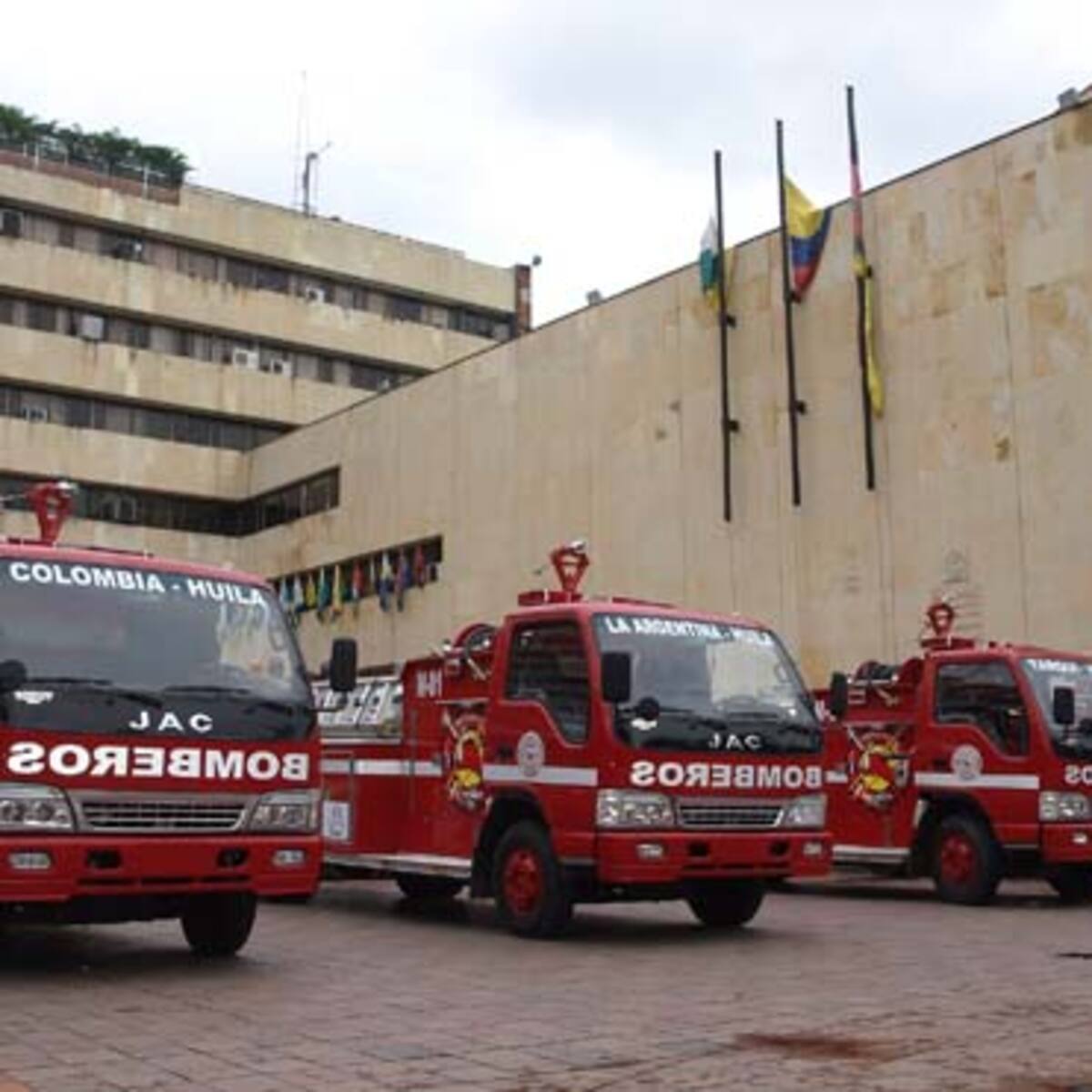 Continúa polémica por compra de millonarios vehículos bomberiles en el Huila