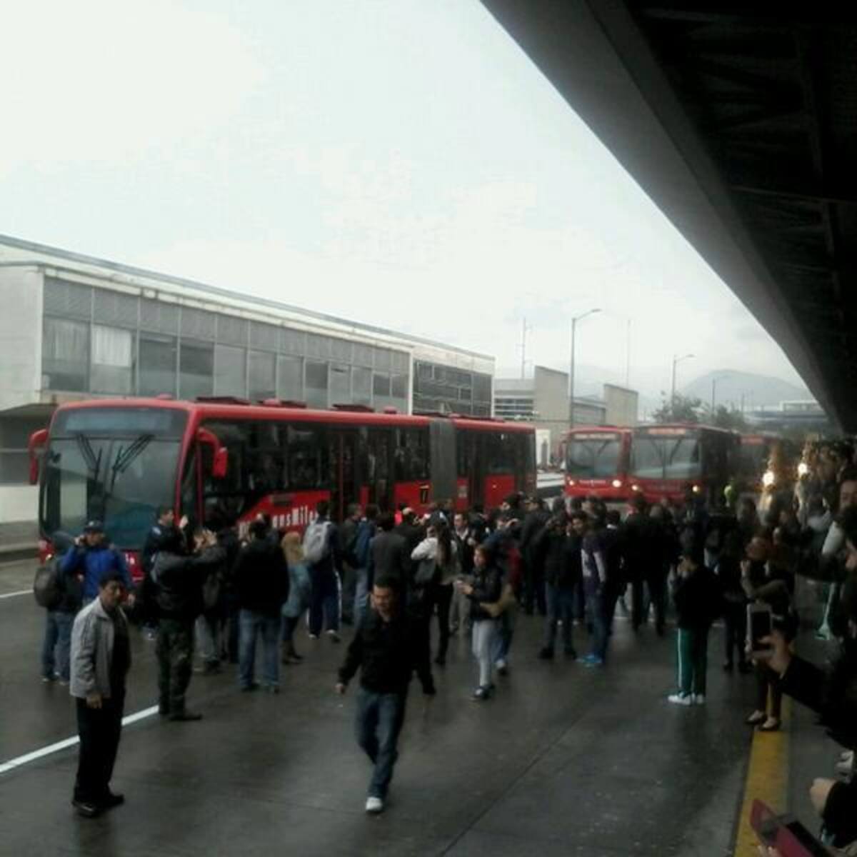 Un herido de gravedad es el saldo que deja hasta el momento protestas en el sistema de Transmilenio.