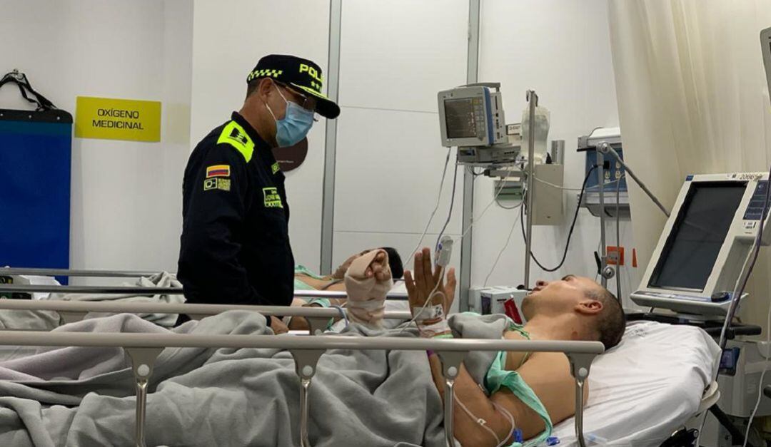 General Vargas visita a los oficiales del ESMAD