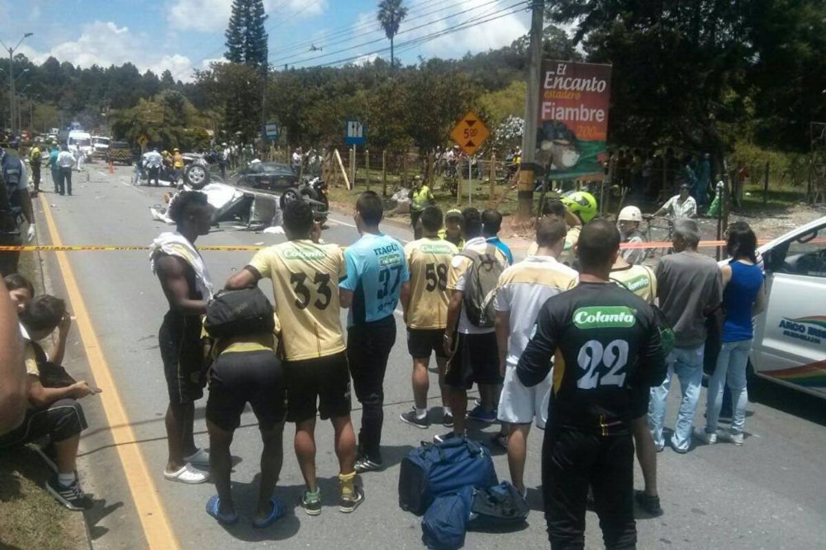 La tragedia se produjo cerca de El Guarne. Entre los muertos hay cuatro jugadores de las Águilas Doradas.