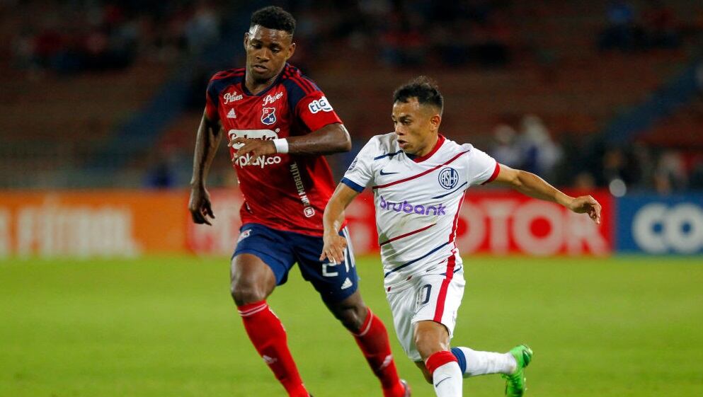 Brayan Leon (de Medellín y Cristian Barrios de San Lorenzo durante el partido por Copa Sudamericana (Photo by Freddy BUILES / AFP) (Photo by FREDDY BUILES/AFP via Getty Images)
