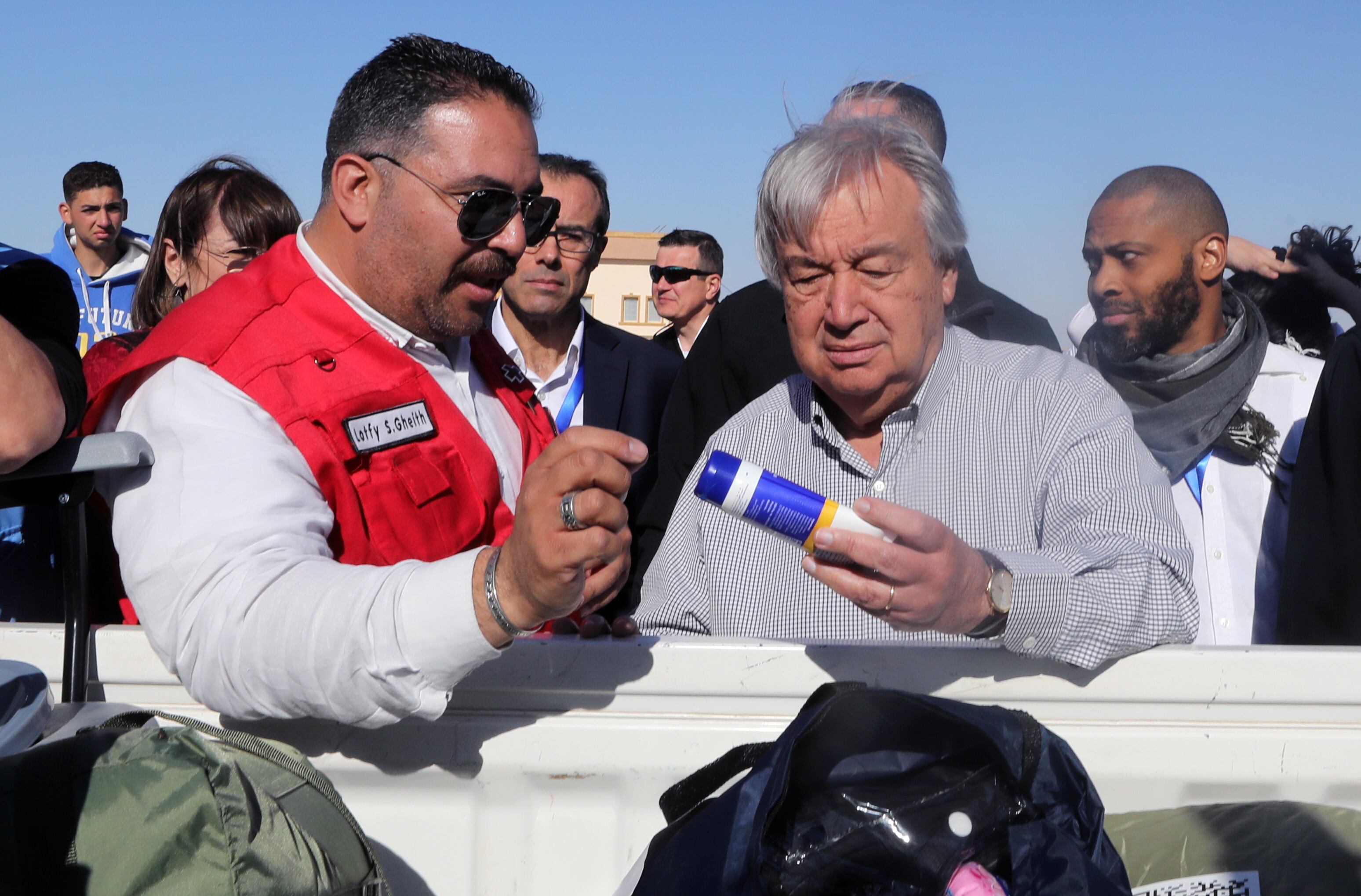 El secretario general de Naciones Unidas, Antonio Guterres, revisa los items que están siendo enviados a la Franja de Gaza pero que no han llegado al territorio palestino por rechazo de las autoridades israelíes.

(Foto:    EFE/EPA/KHALED ELFIQI )