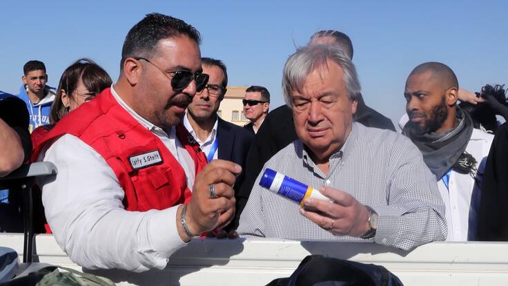 Arish (Egypt), 23/03/2024.- Secretary-General of the United Nations Antonio Guterres (R) looks at items that are meant for Gaza but have been rejected by Israeli authorities, at Arish airport, Egypt, 23 March 2024. UN Secretary-General Guterres visited Egypt as part of his annual Ramadan solidarity trip. In Rafah Guterres met with UN humanitarian workers and said during a press conference that the blocked Gaza aid trucks are &#039;a moral outrage.&#039; (Egipto) EFE/EPA/KHALED ELFIQI